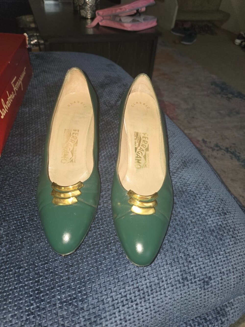Vintage Salvatore Ferragamo Green Leather Pumps with Gold Accent - Picture 4 of 7